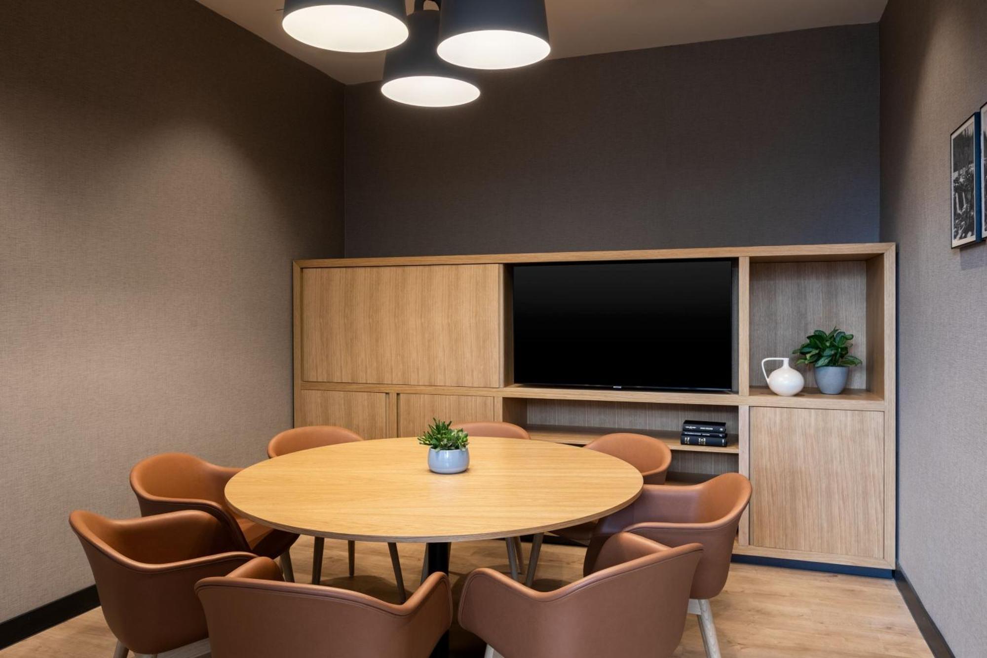 Courtyard By Marriott Glasgow Sec Экстерьер фото